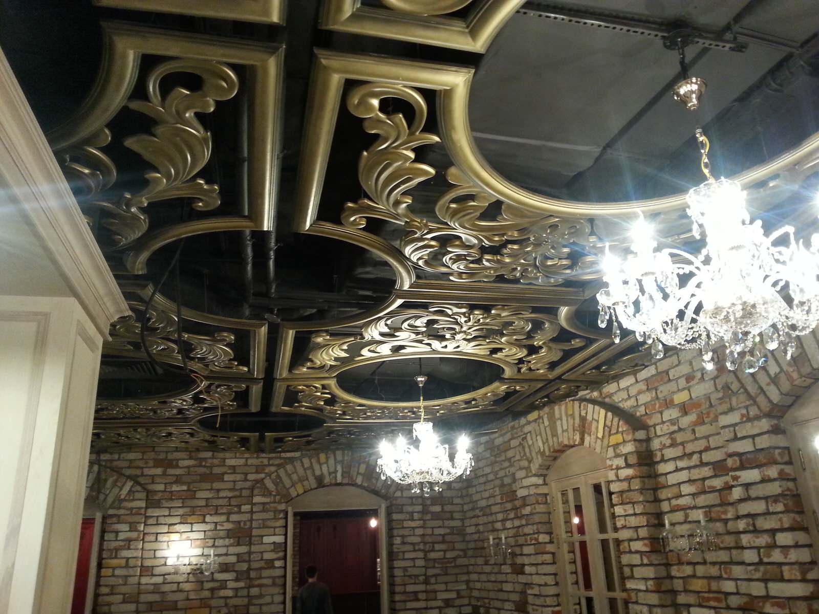 Потолок в ресторане
