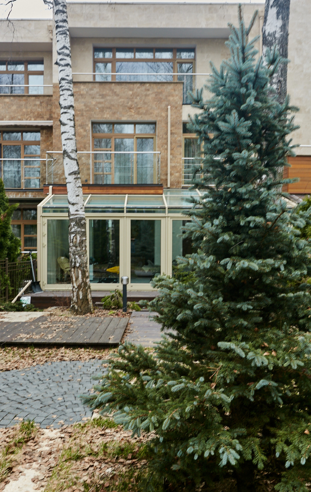 Houzz тур: Трехэтажный таунхаус с зимним садом для молодой семьи