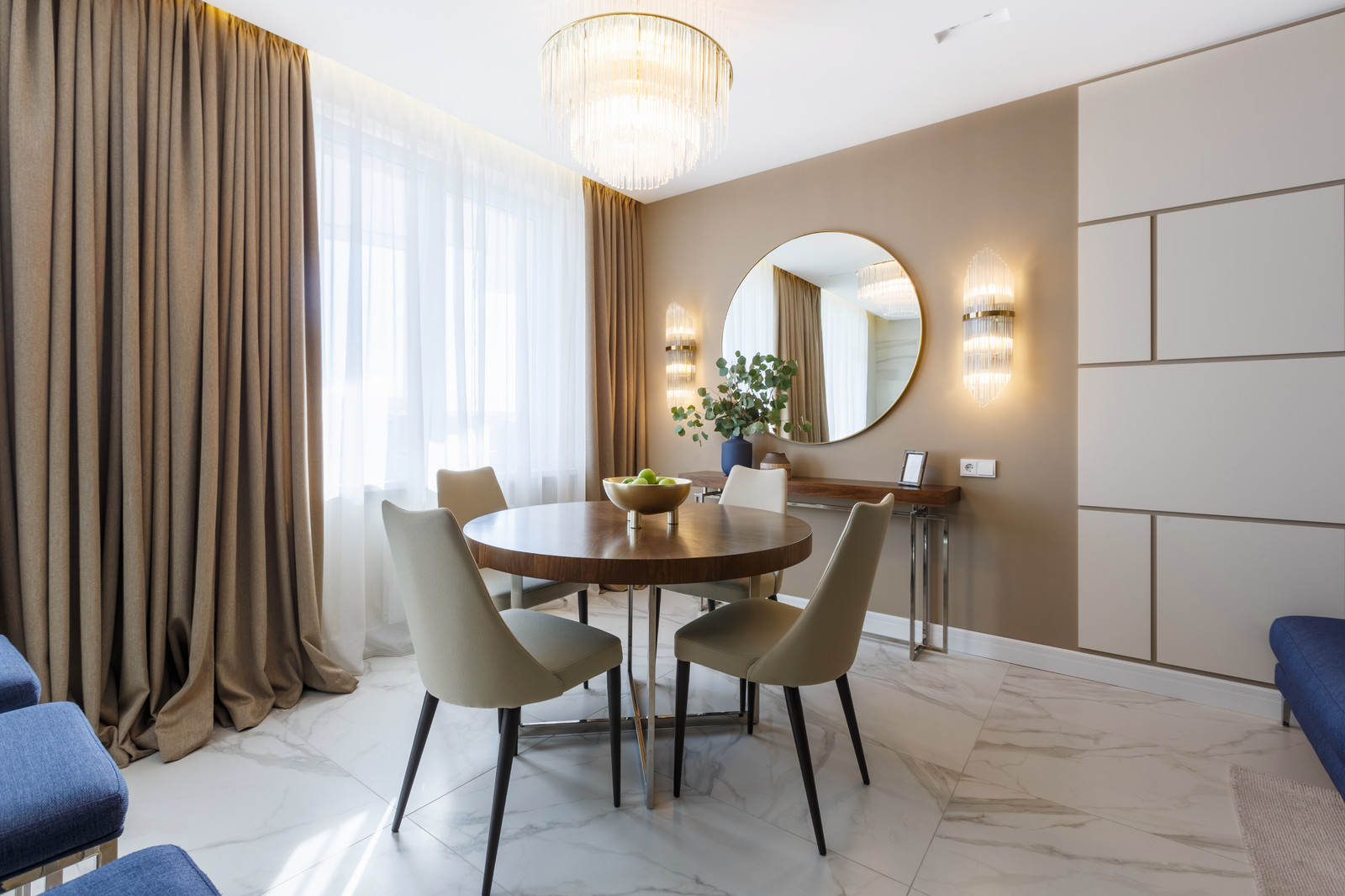 Квартира с радиусными панелями и глубокими цветами