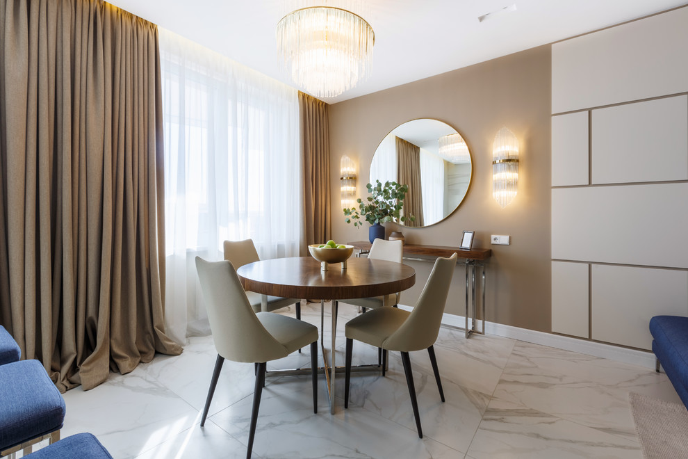 Квартира с радиусными панелями и глубокими цветами