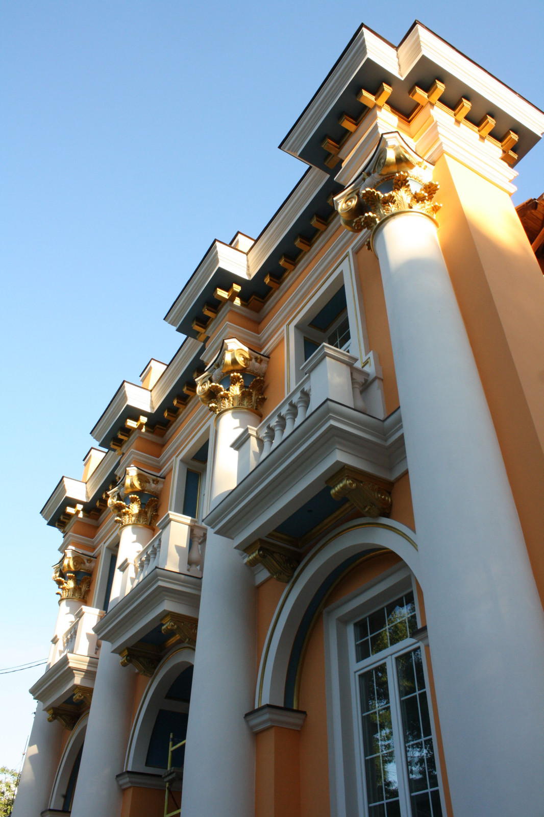 Классический особняк в городской застройке