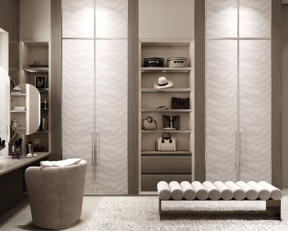 Мастер-спальня в частном доме с бассейном