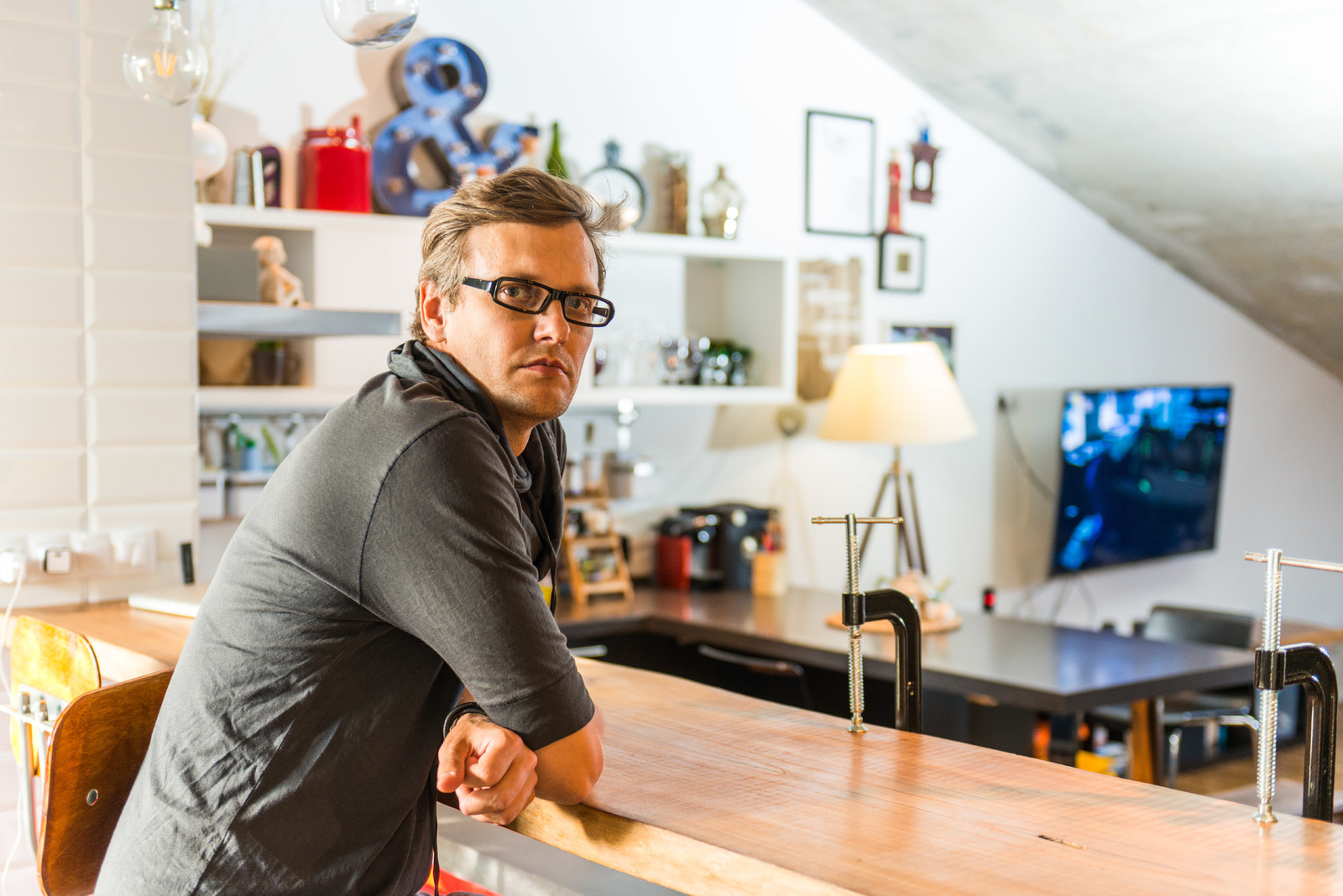 Обложка статьи: В гостях: Мансарда арт-директора с ванной в цветах его агентства