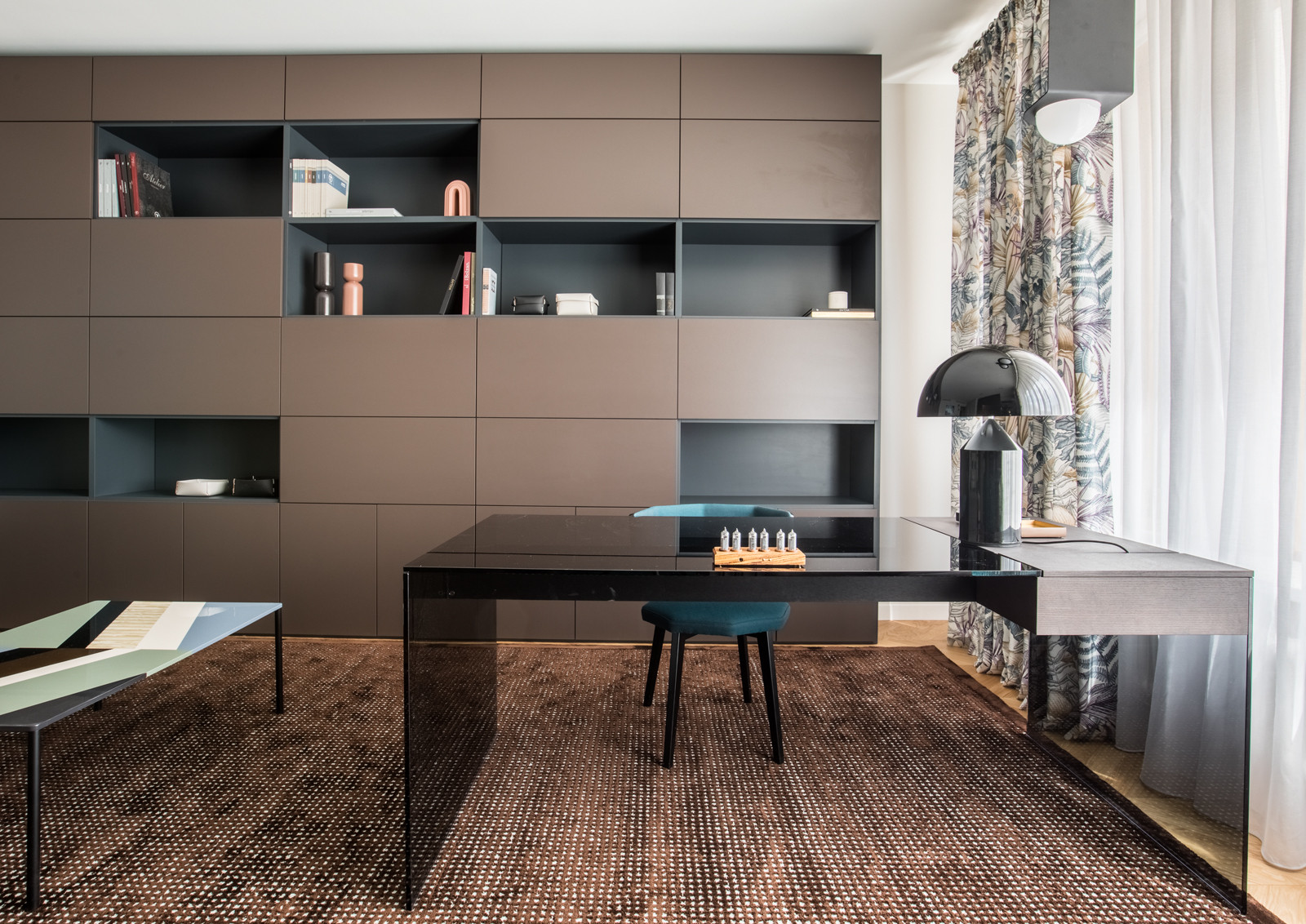 Яркая квартира с элементами из латуни