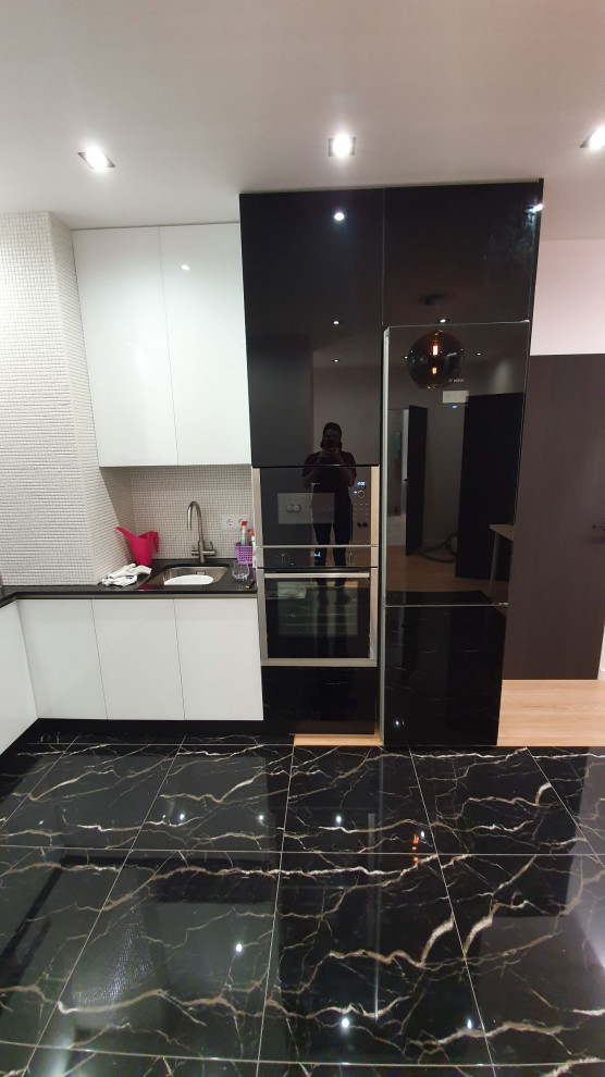 Кухня с фасадами из крашеного стекла