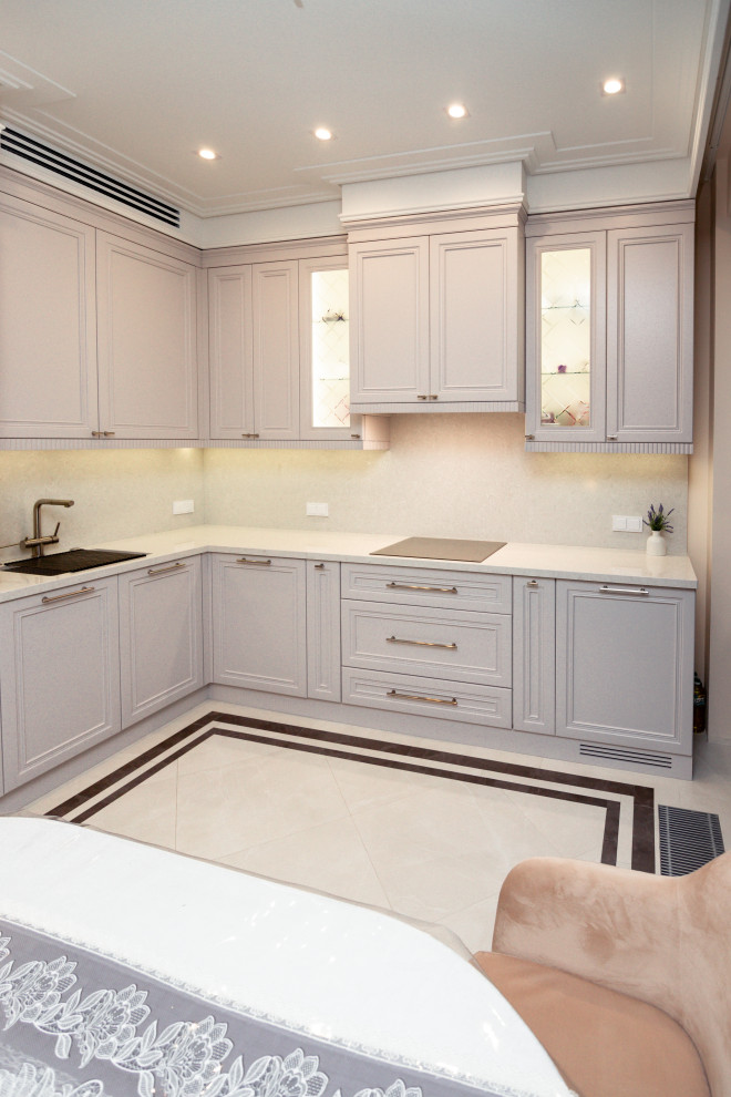 Нежно-серая кухня в неоклассическом стиле