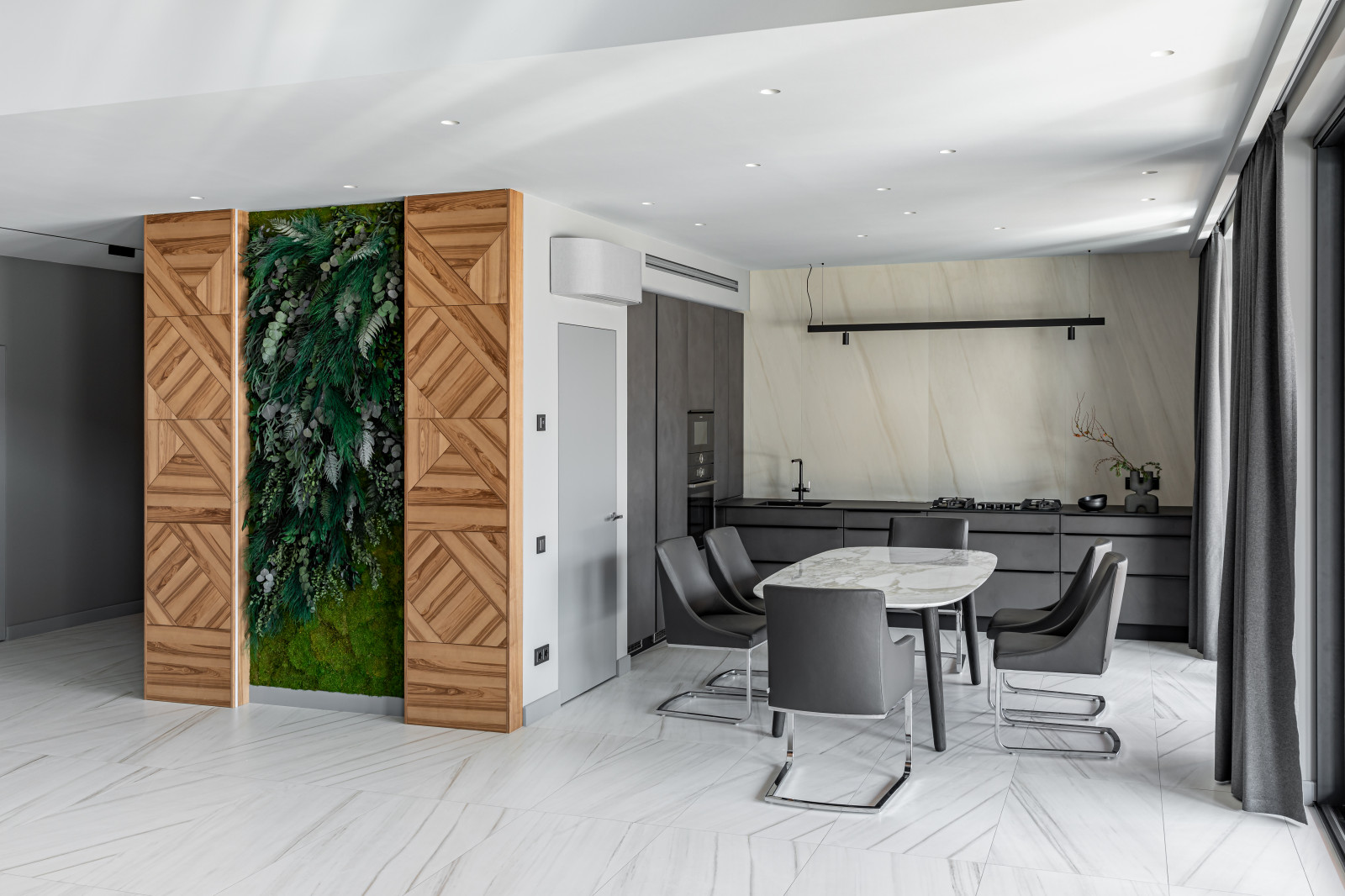 Камень внизу, дерево вверху.