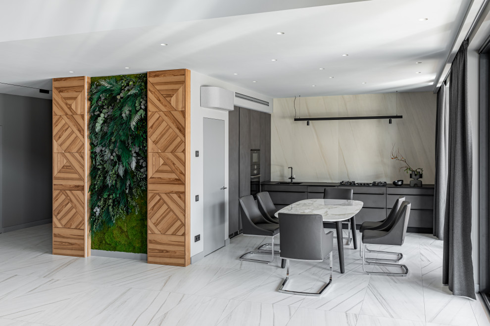 Камень внизу, дерево вверху.