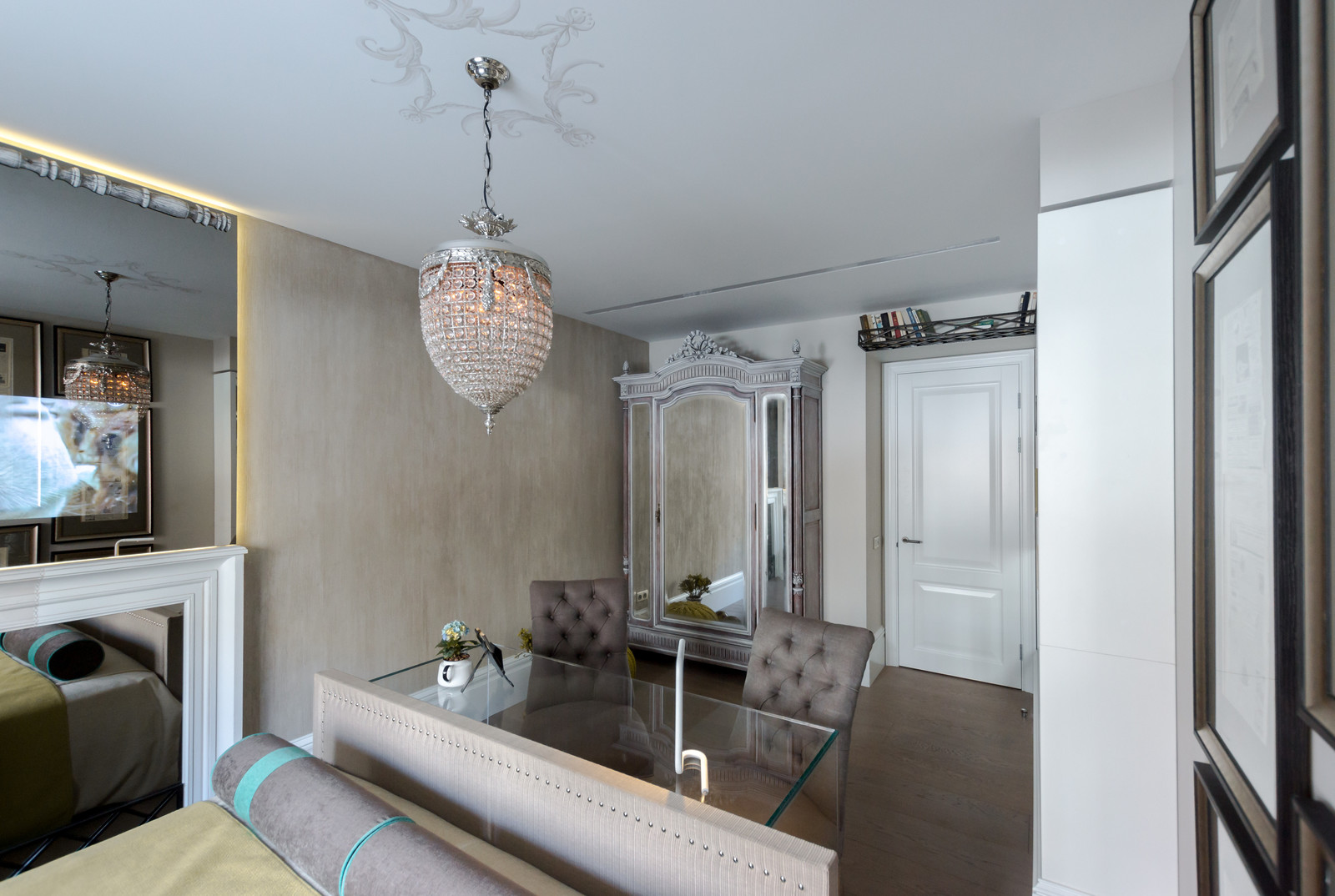 Спальня с клубком и чайниками.ТВ программа "Квартирный вопрос"