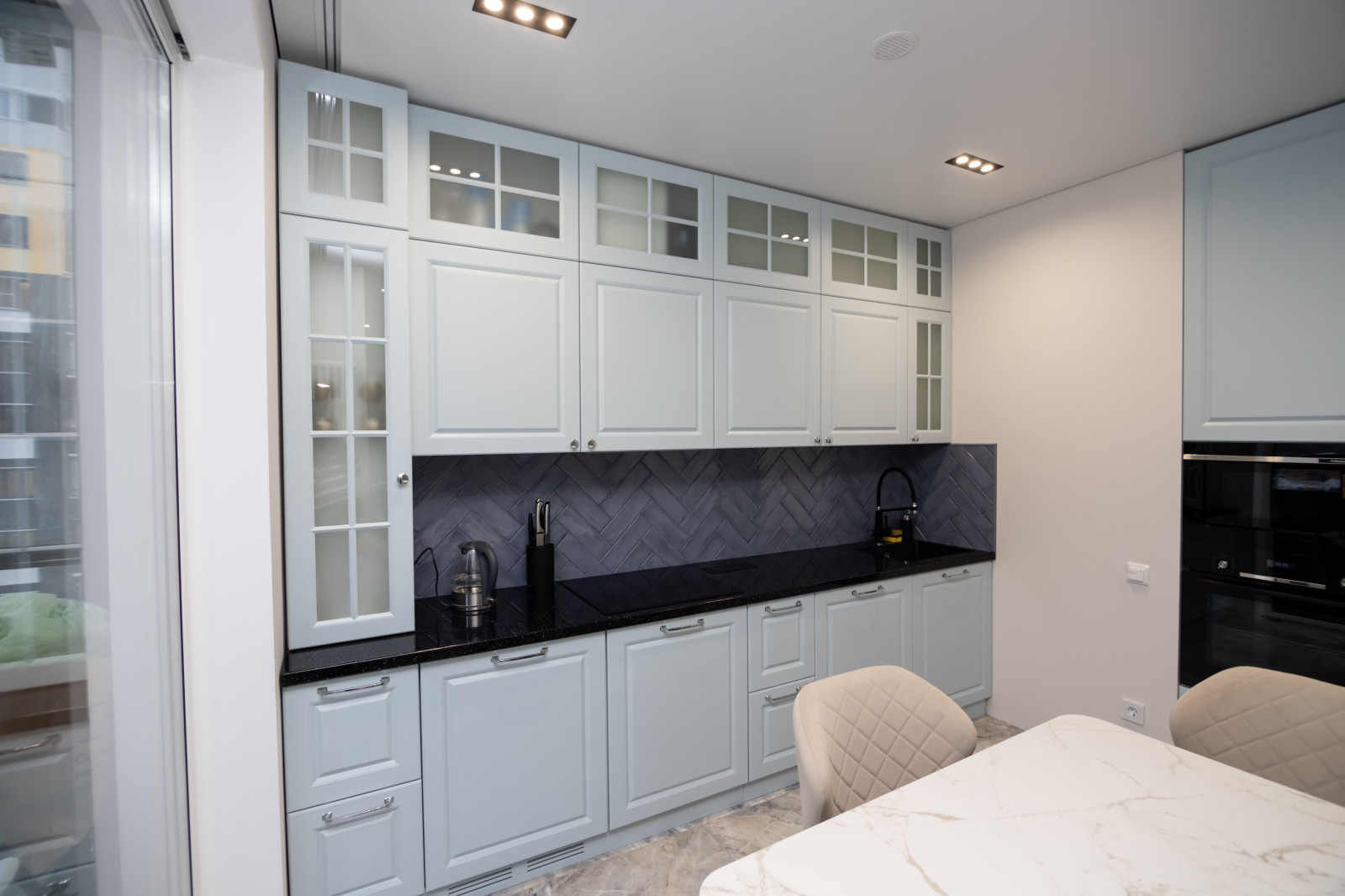 Кухня в серо-голубом цвете с барной стойкой