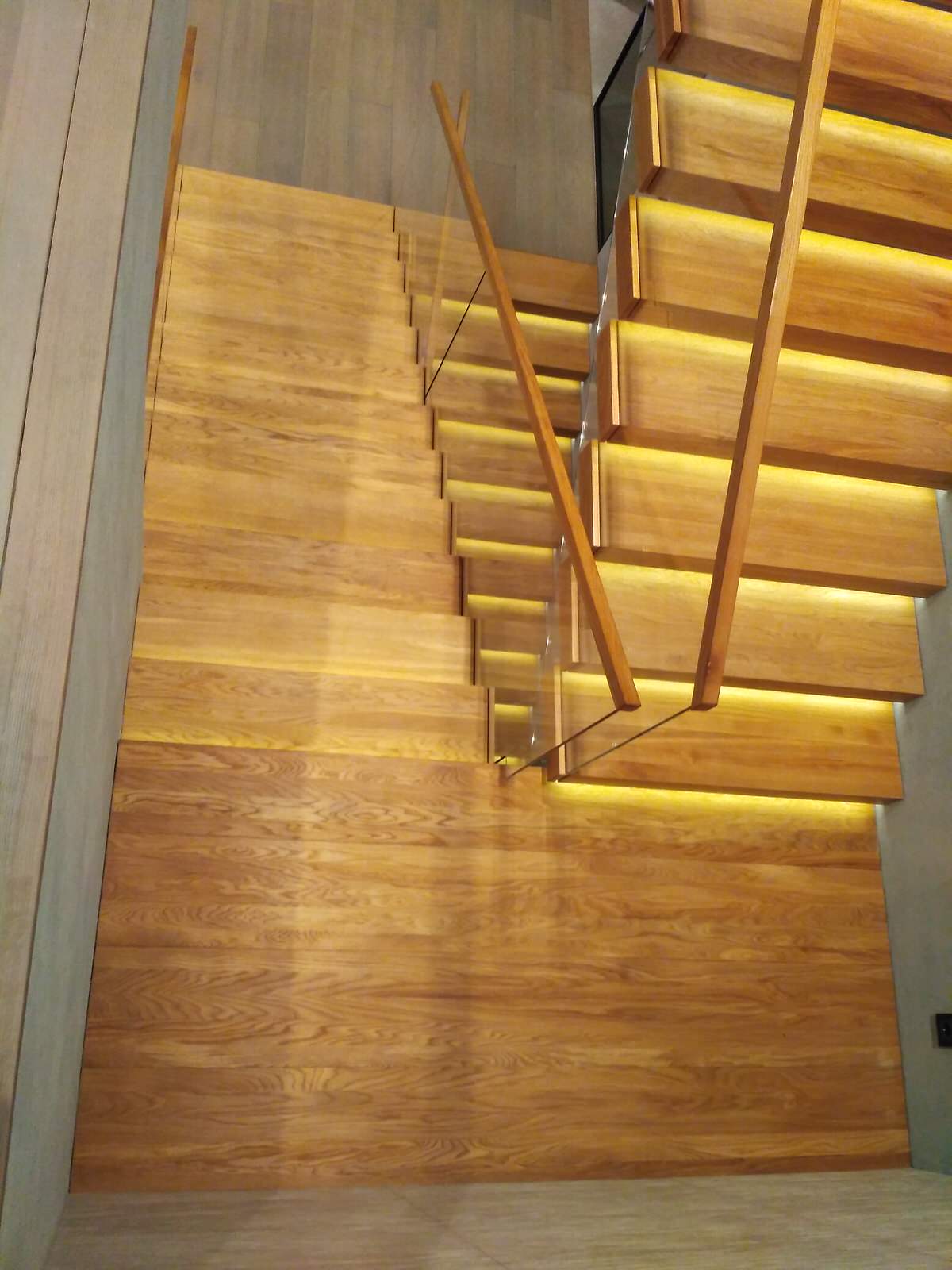 Консольная лестница со стеклянными ограждениями