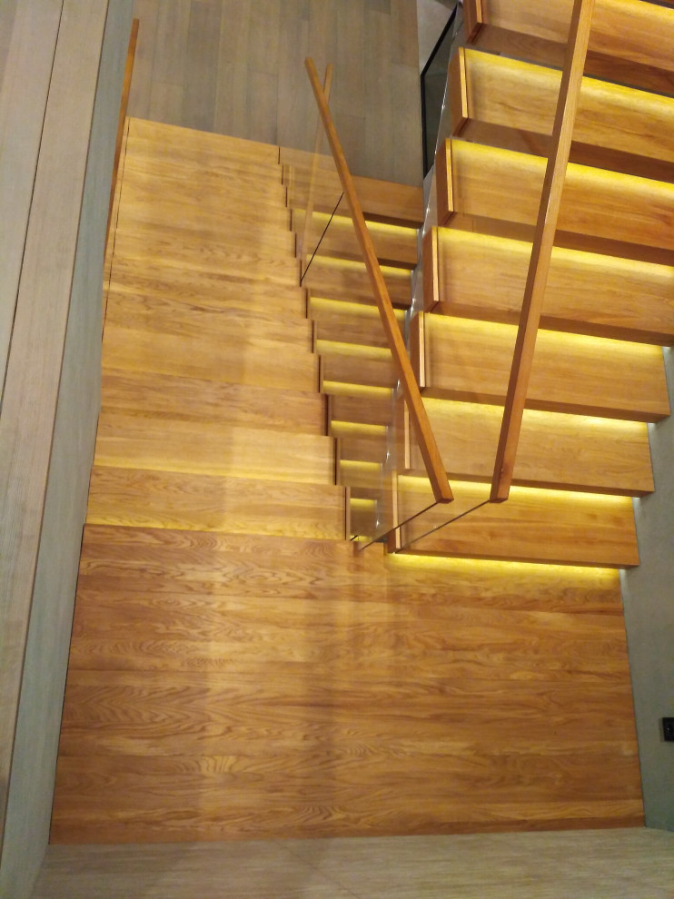 Консольная лестница со стеклянными ограждениями