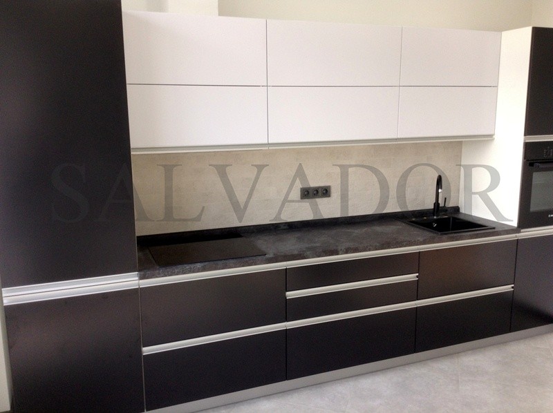 Линейная кухня в современном стиле