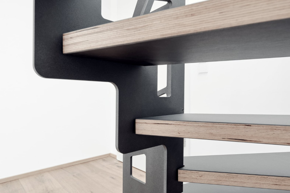 Консольная лестница в темных тонах с балюстрадой в виде Диаграммы Вороного