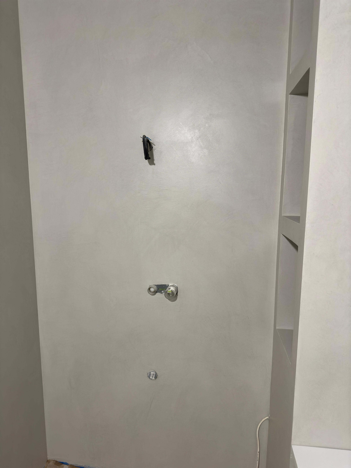 Отделка ванной комнаты декоративной штукатуркой с эффектом полицемента