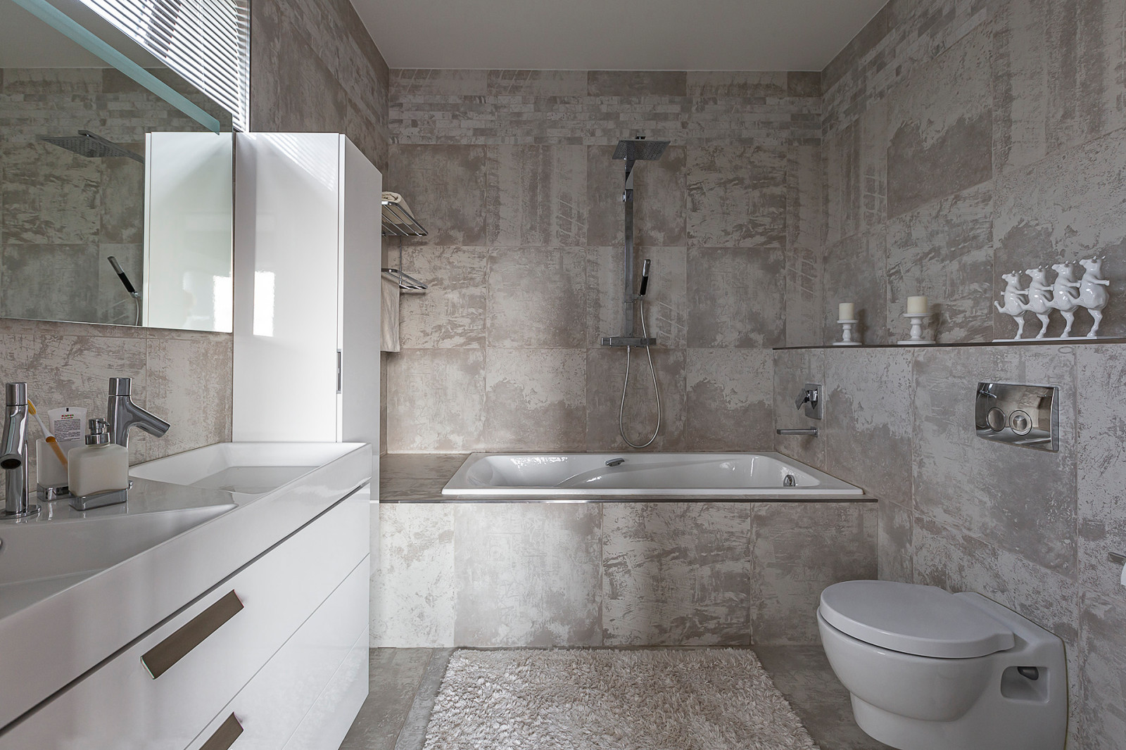 Дом с серебристыми стенами / House with silver walls