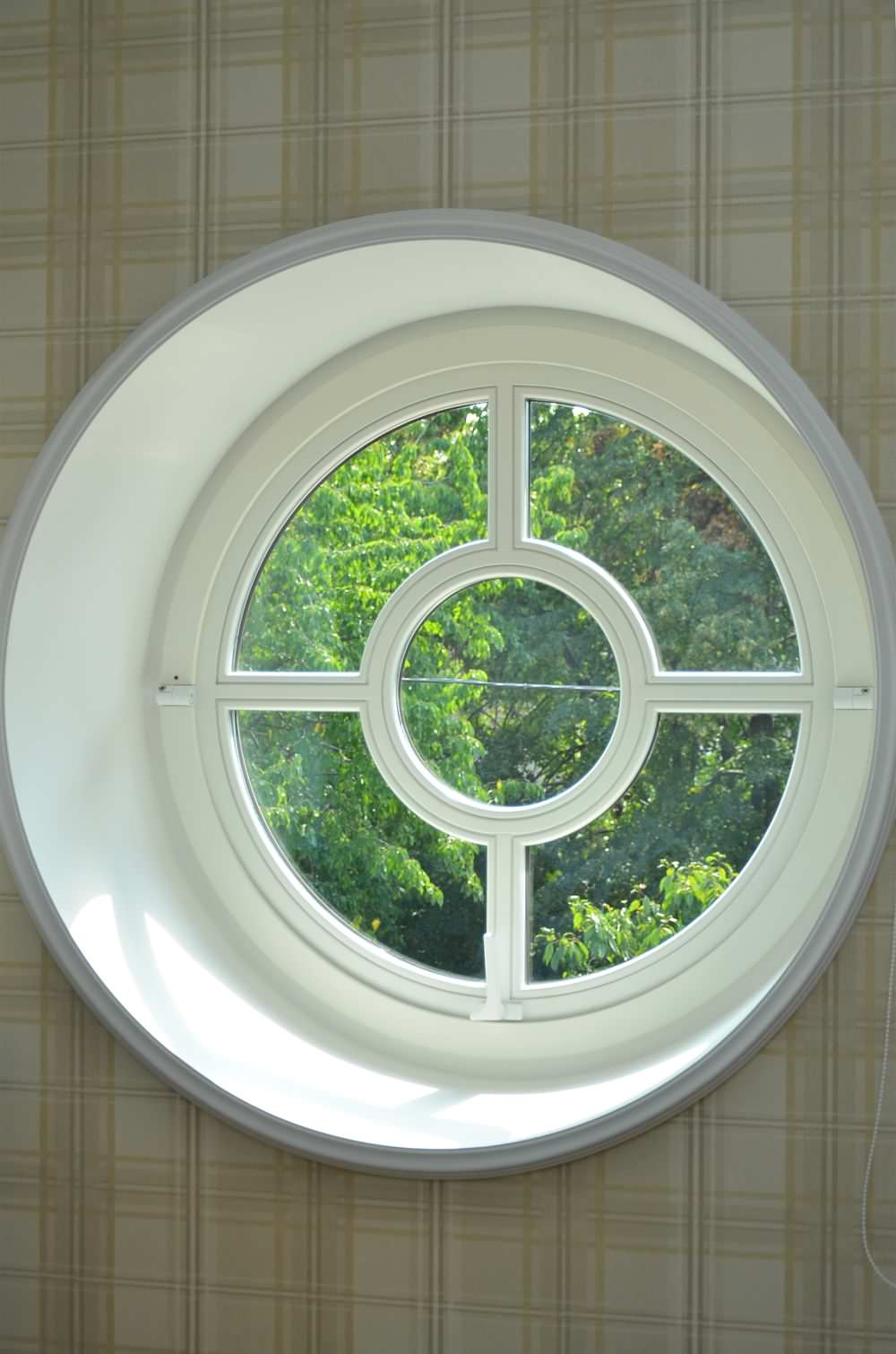 Обложка проекта: деревянные окна