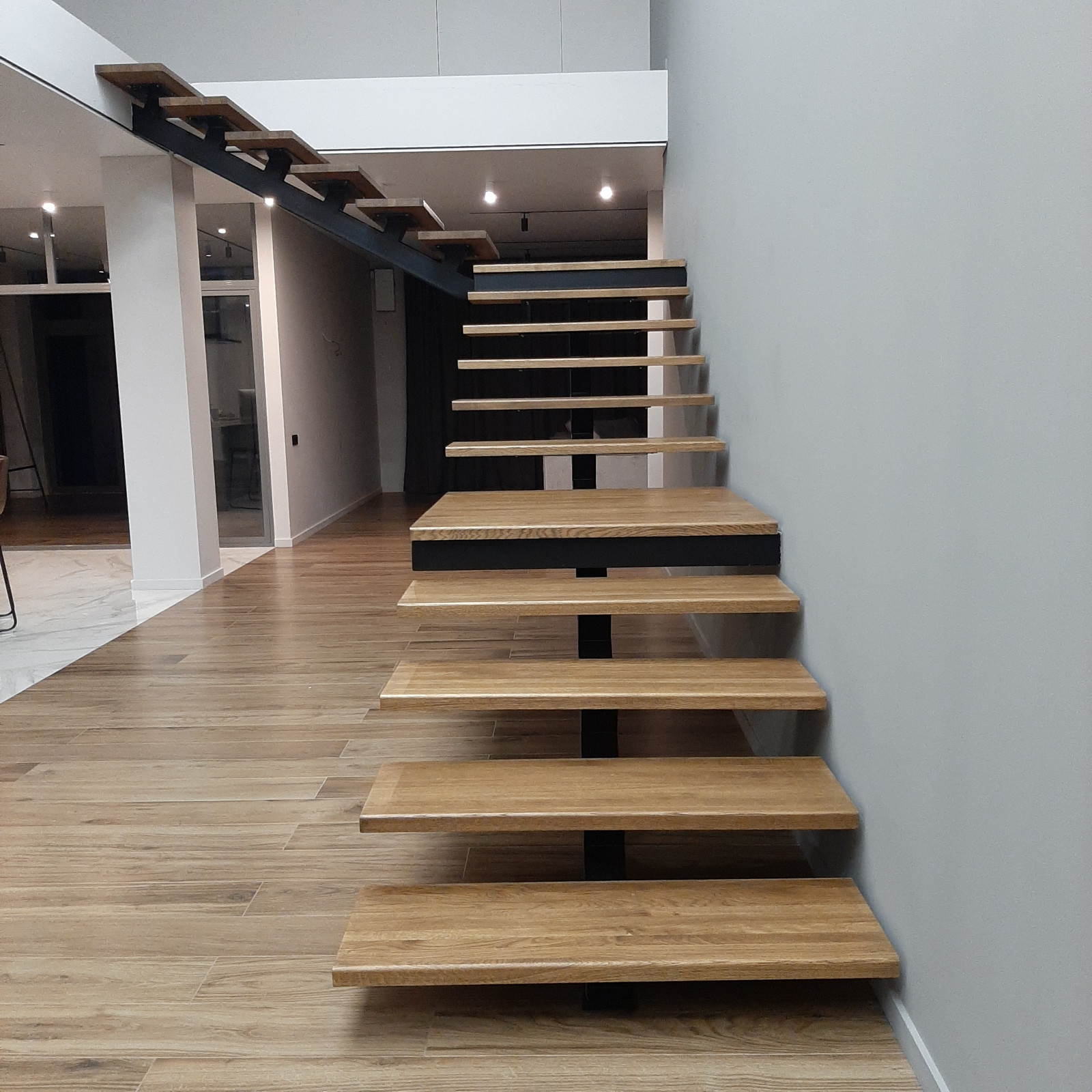 Лестница на монокосоуре с опорными столбами внутри стены из пеноблока