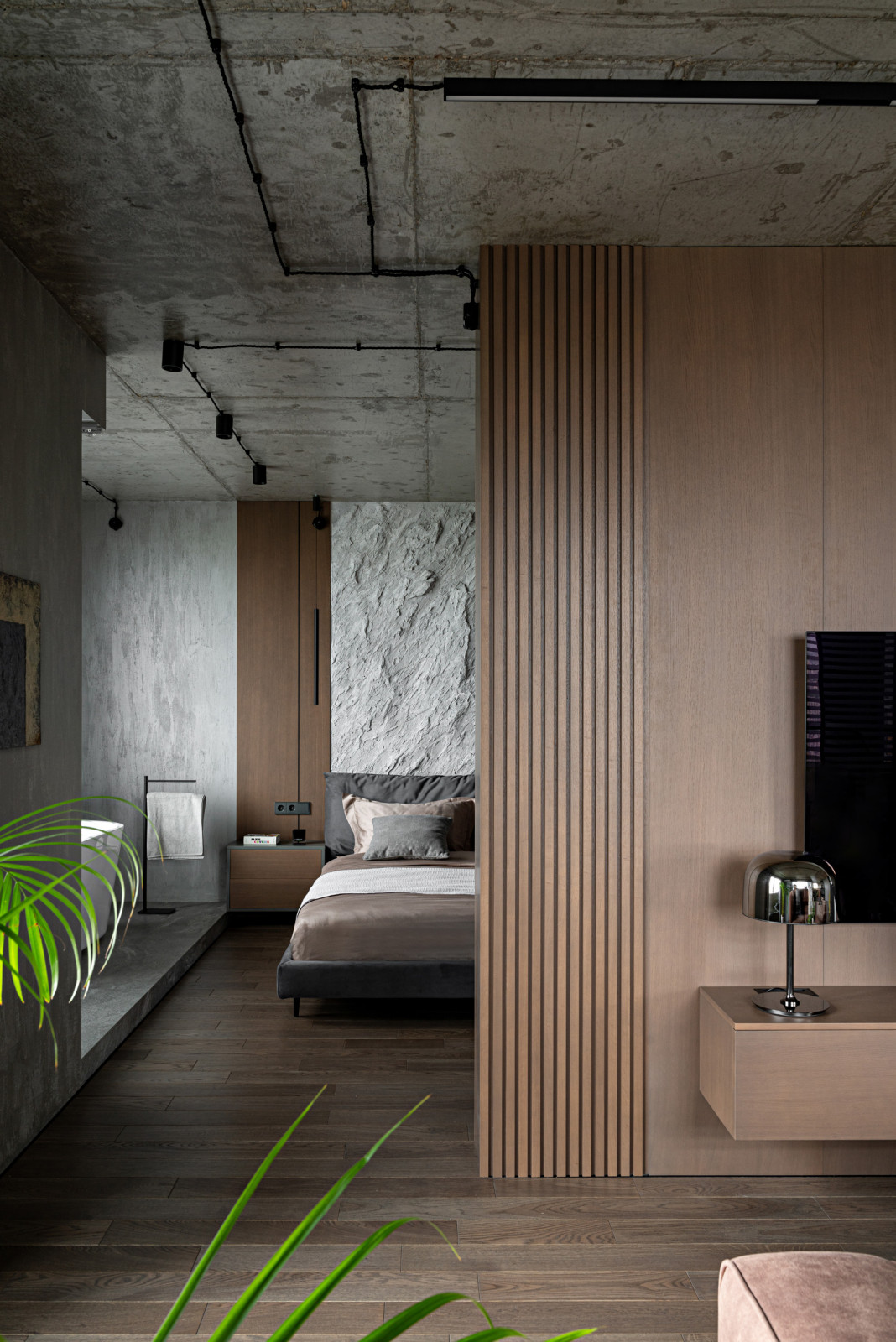 Бетонная квартира с ванной у окна