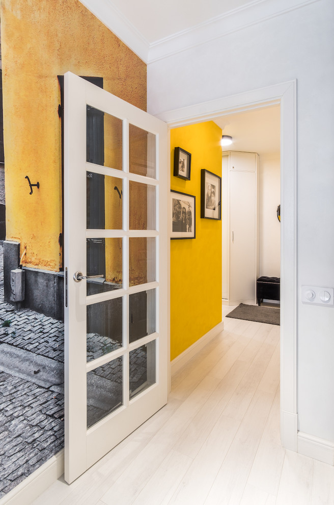 Яркая квартира с белыми дверями