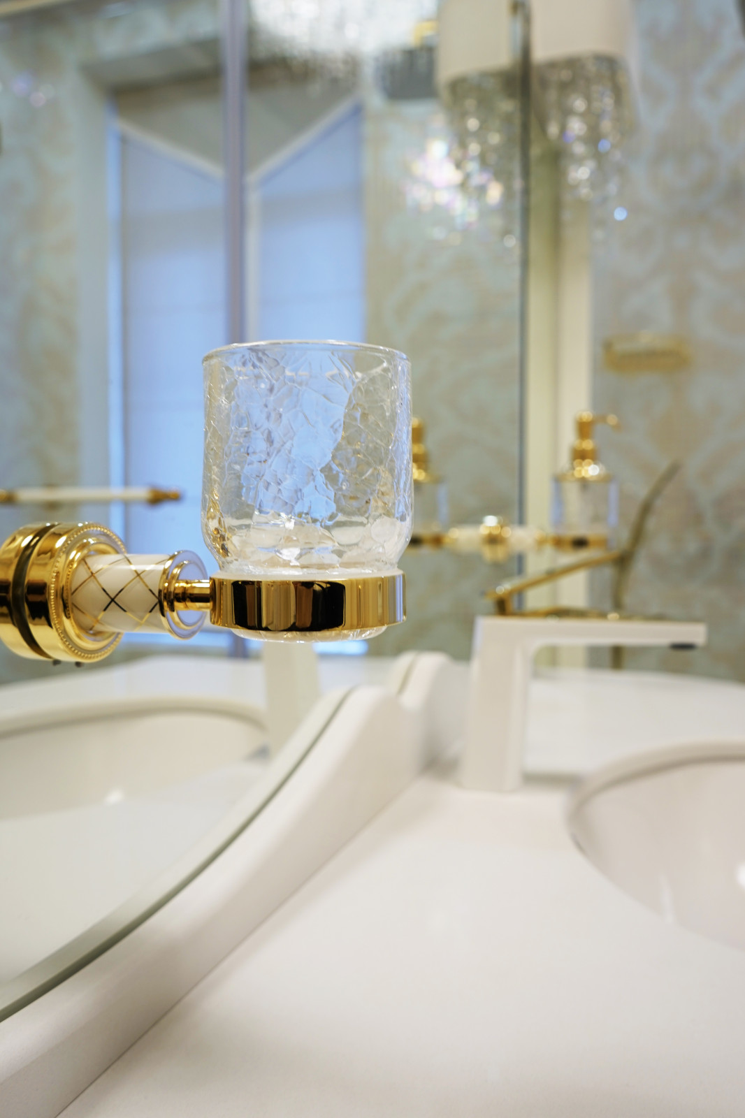 Фото готового интерьера. Второй этаж загородного дома, пространство спален в дом