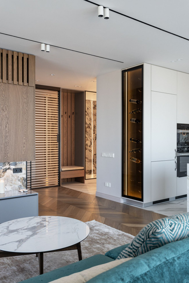 Гостиная с яркими акцентами в интерьере