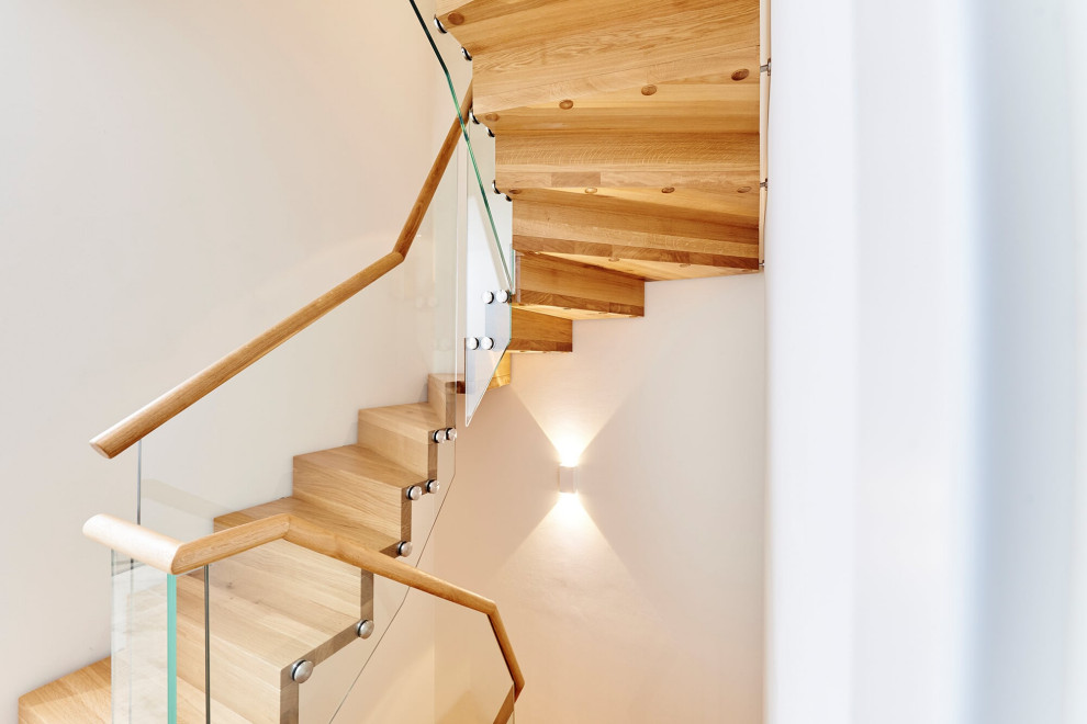 Дубовая лестница со стеклянным ограждением