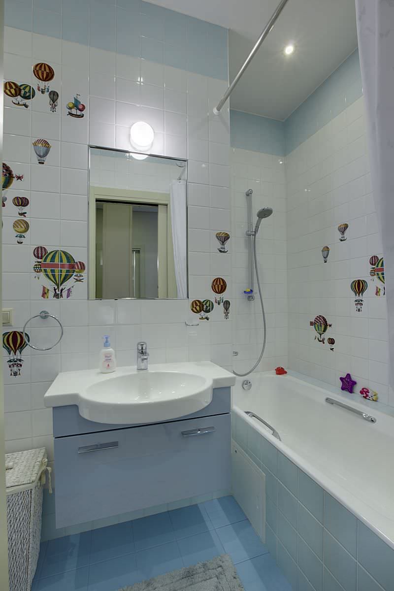 по обе стороны стекла