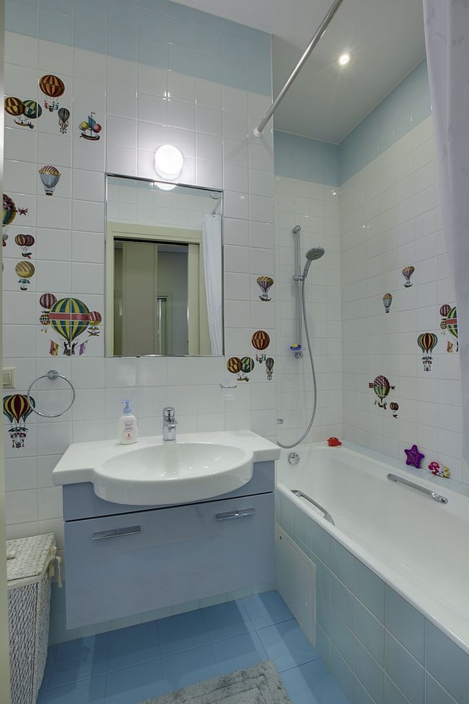 по обе стороны стекла