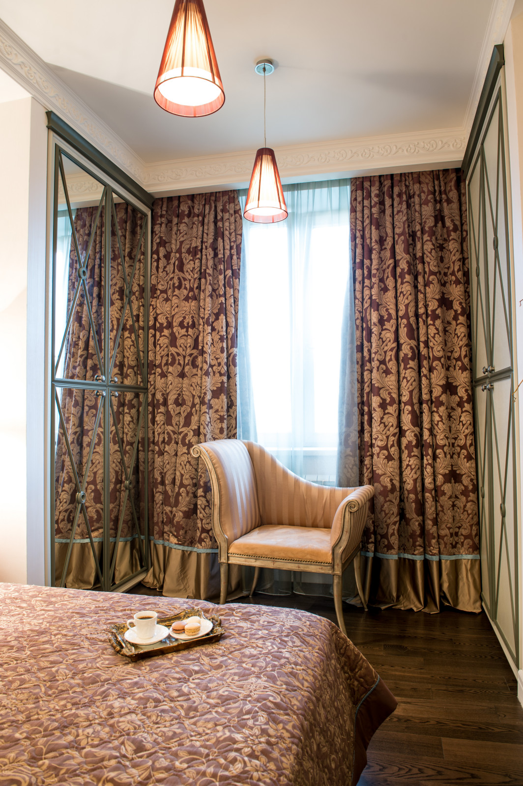 "Пылинки света"