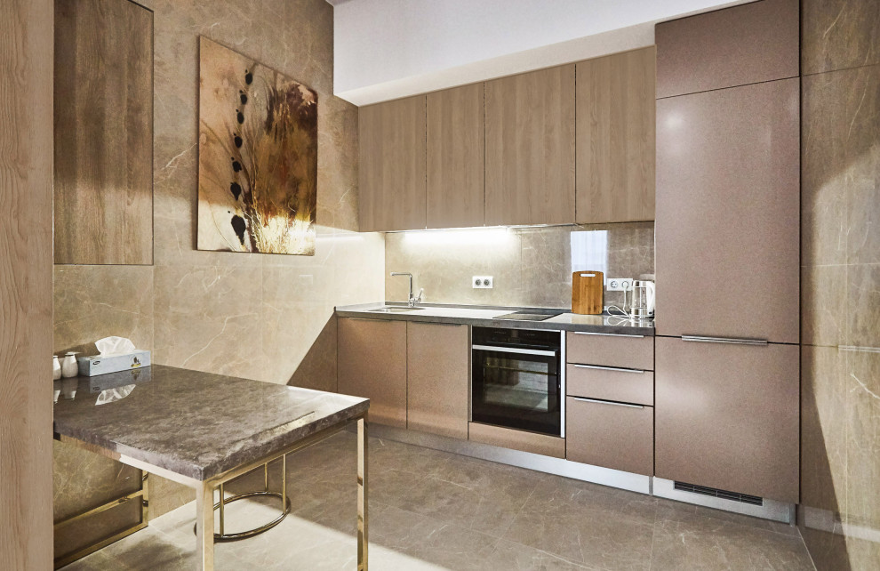 Небольшая кухня в бежевой гамме