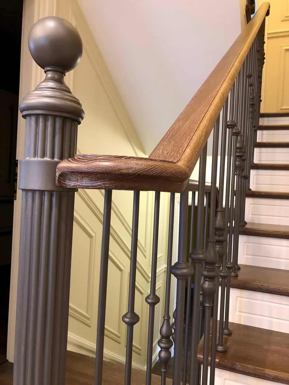 Облицовка лестниц из бетона с токарными стойками (2019)