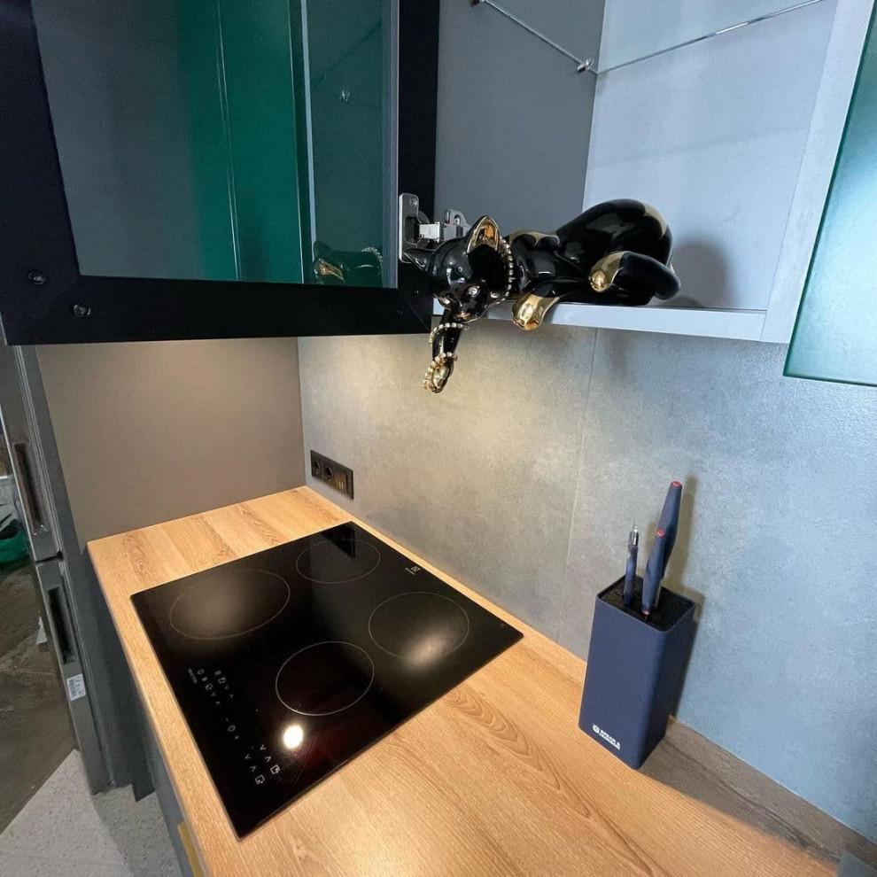 Угловая кухня в черном и темно-зеленом цвете в стиле неоклассика