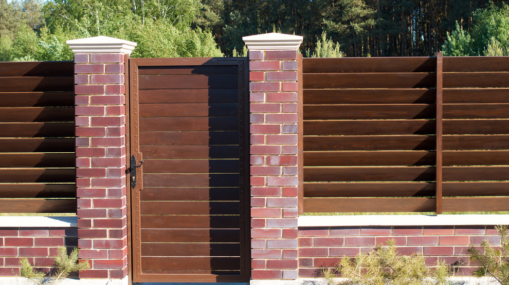 Обложка альбома: заборы и оградки