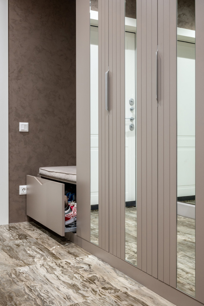 Шкаф с интегрированными зеркалами