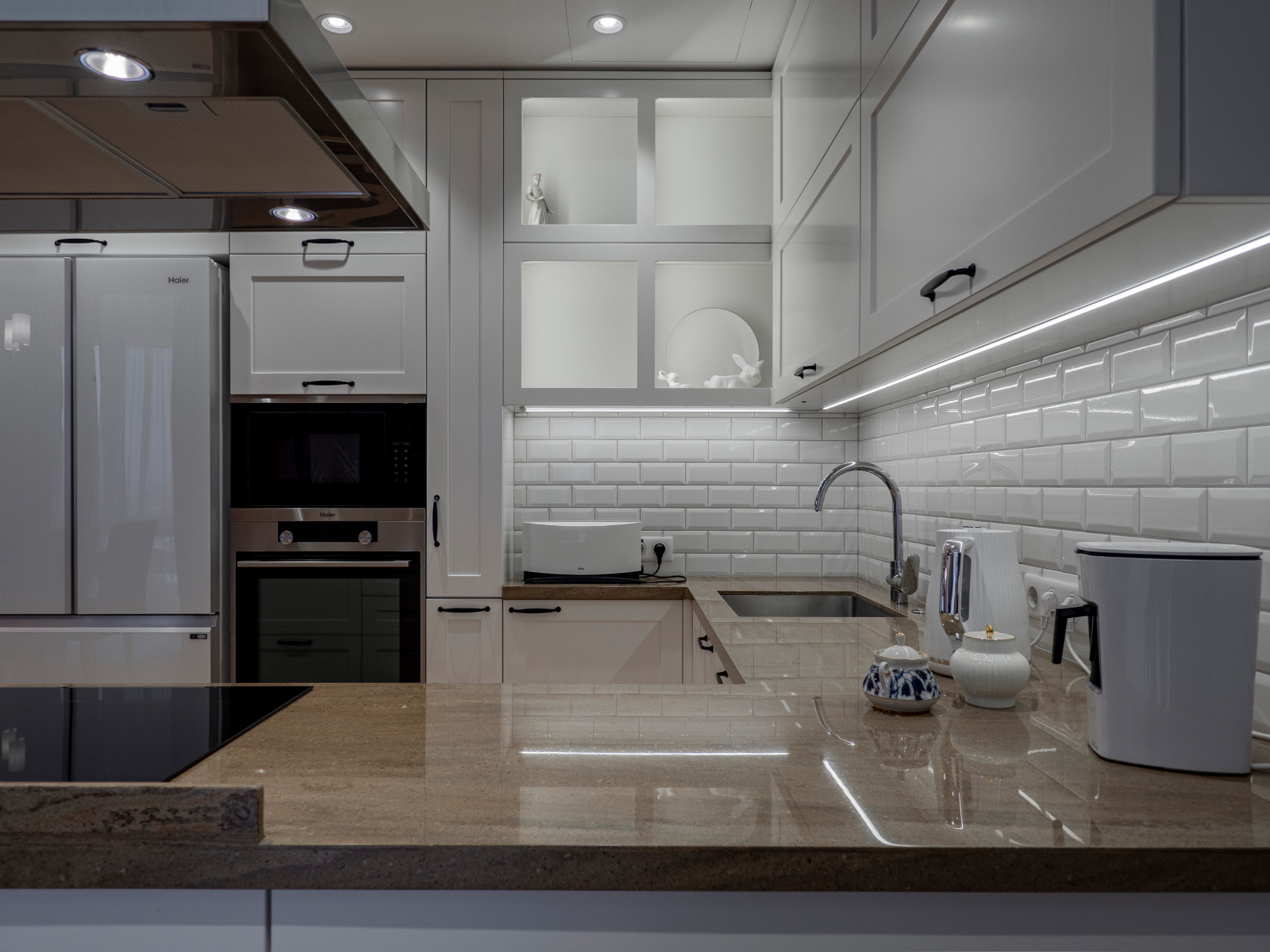 Стильная неоклассическая кухне в белом цвете