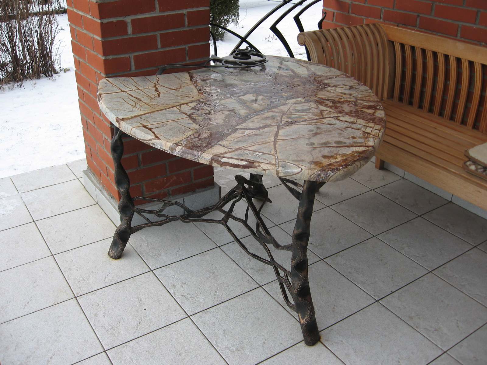 Стол с ракушкой