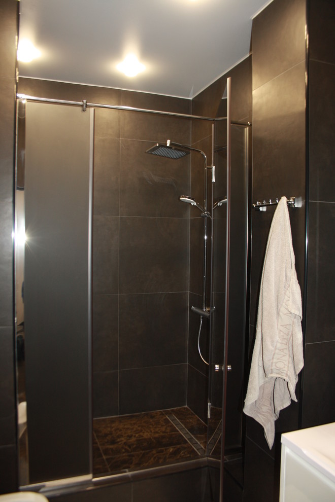 Душевое ограждение из серого стекла