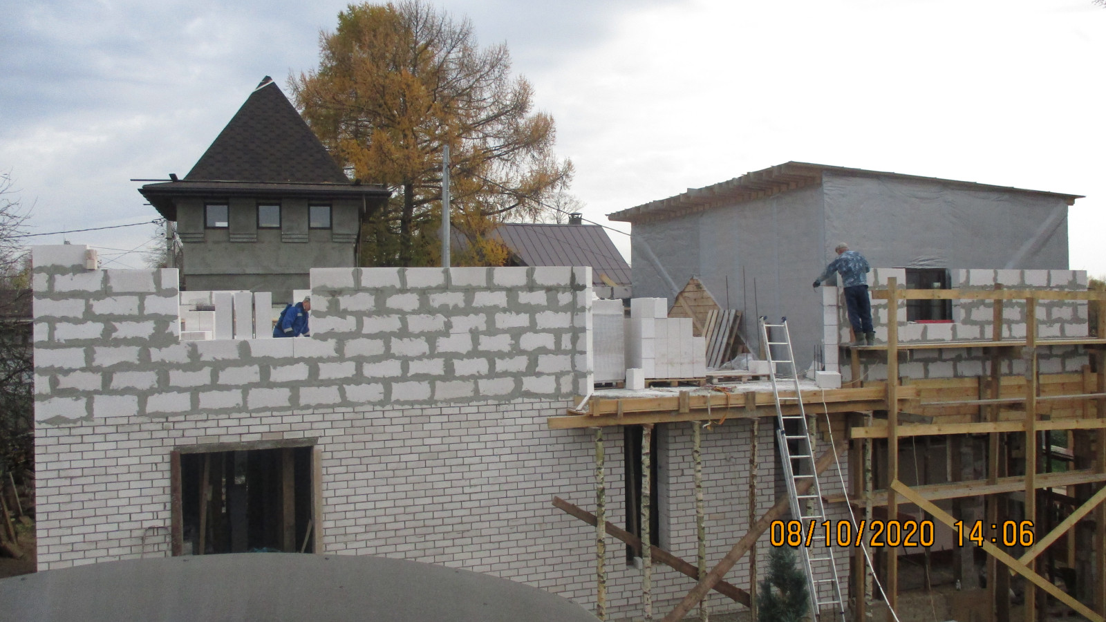 Дом с башней