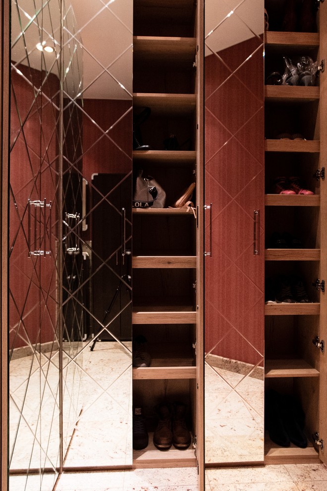 Распашной зеркальный шкаф raumplus