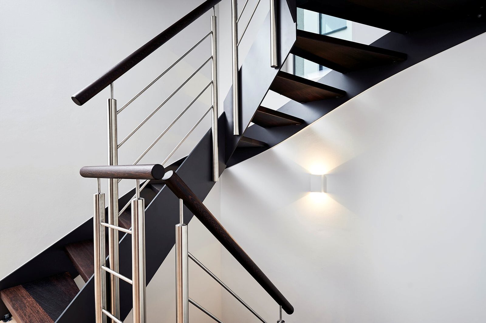 Консольная лестница в темных тонах