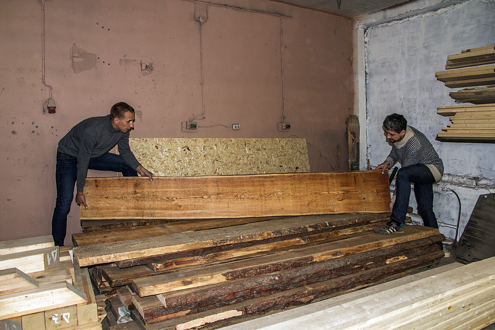 Портрет: Мебель с характером от дизайнера Евгения Томова