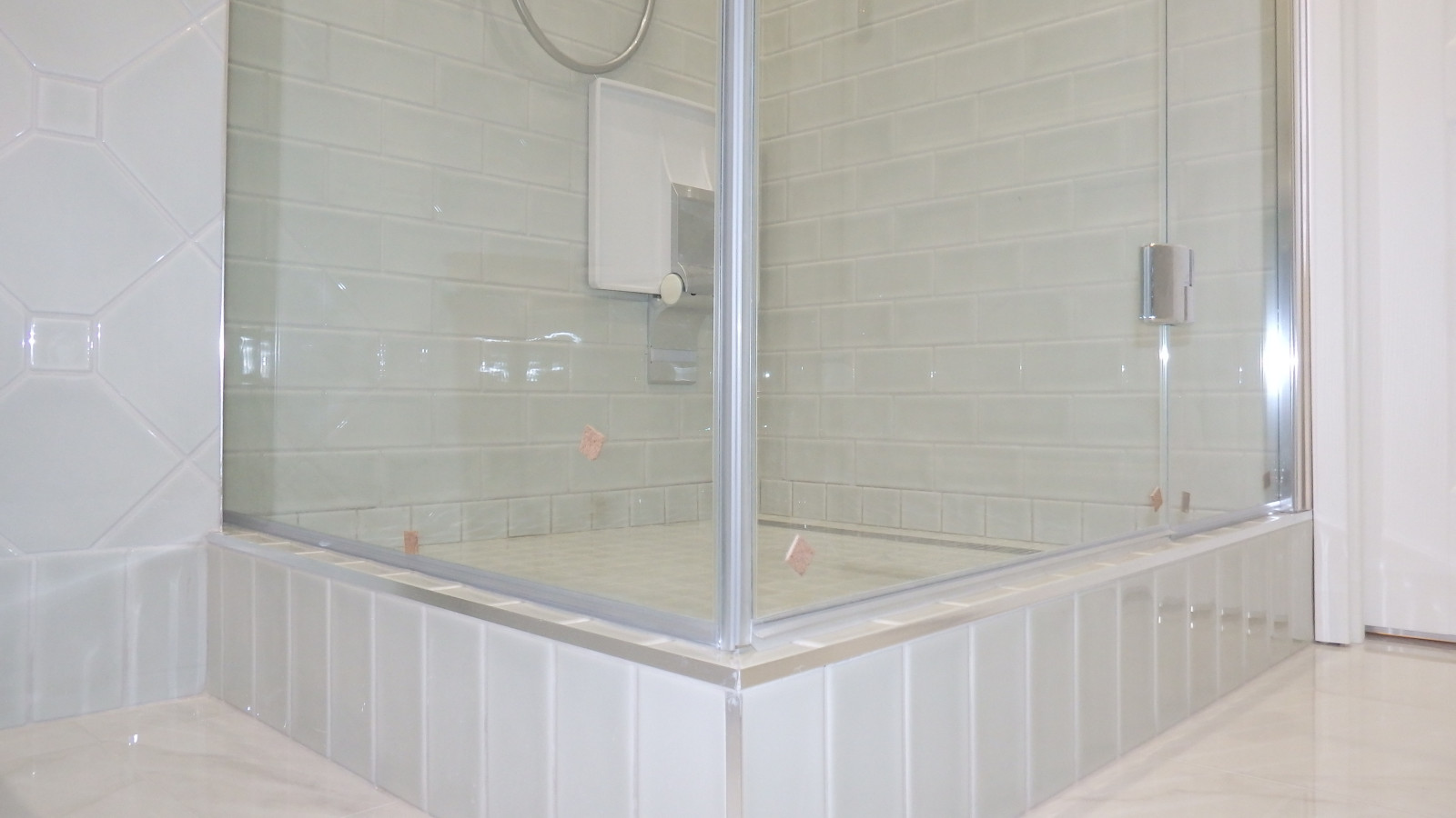 ЖК Вивальди - новый санузел в квартире-студии в новостройке с душевым углом