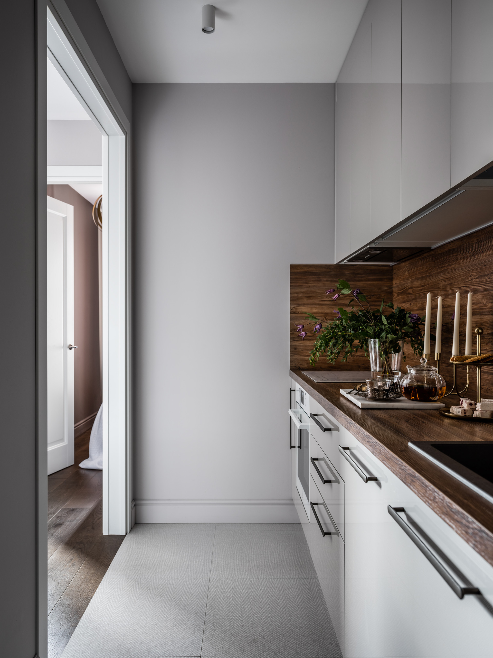 Поиск планировки: «Однушка» с кухней в коридоре и зоной для йоги