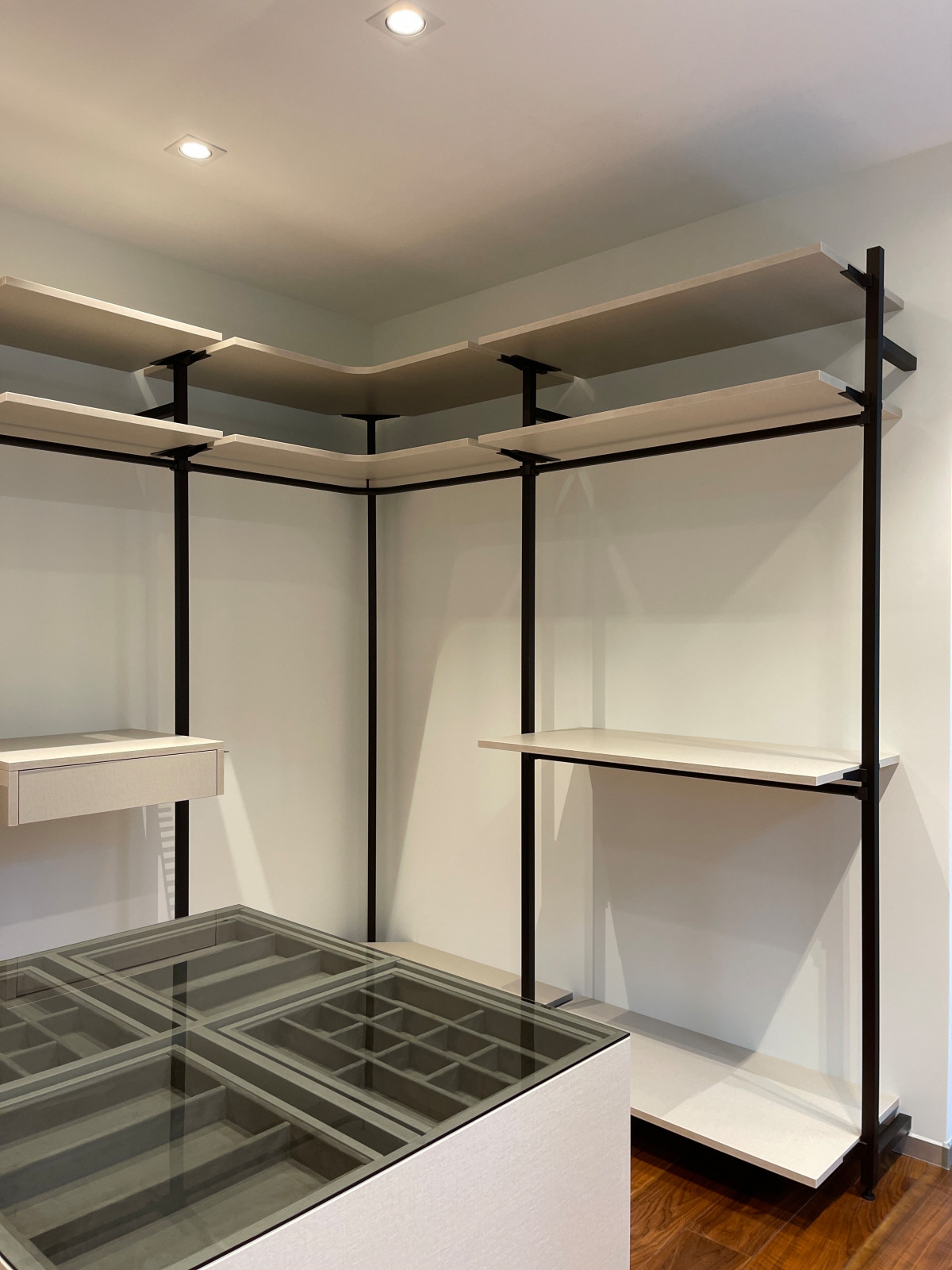 Распашной шкаф с системой RPE raumplus и Гардеробная система UNO raumplus