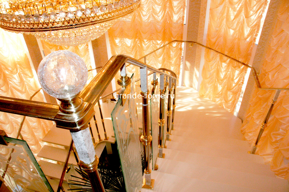 Современная лестница с ограждением Grande forge(Франция) в комбинации со стеклом