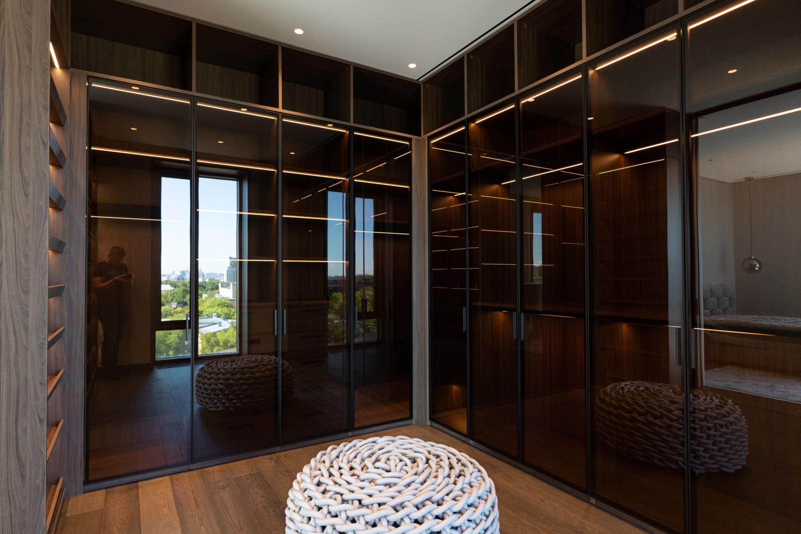 Гардеробная комната с распашными стеклянными RPE фасадами