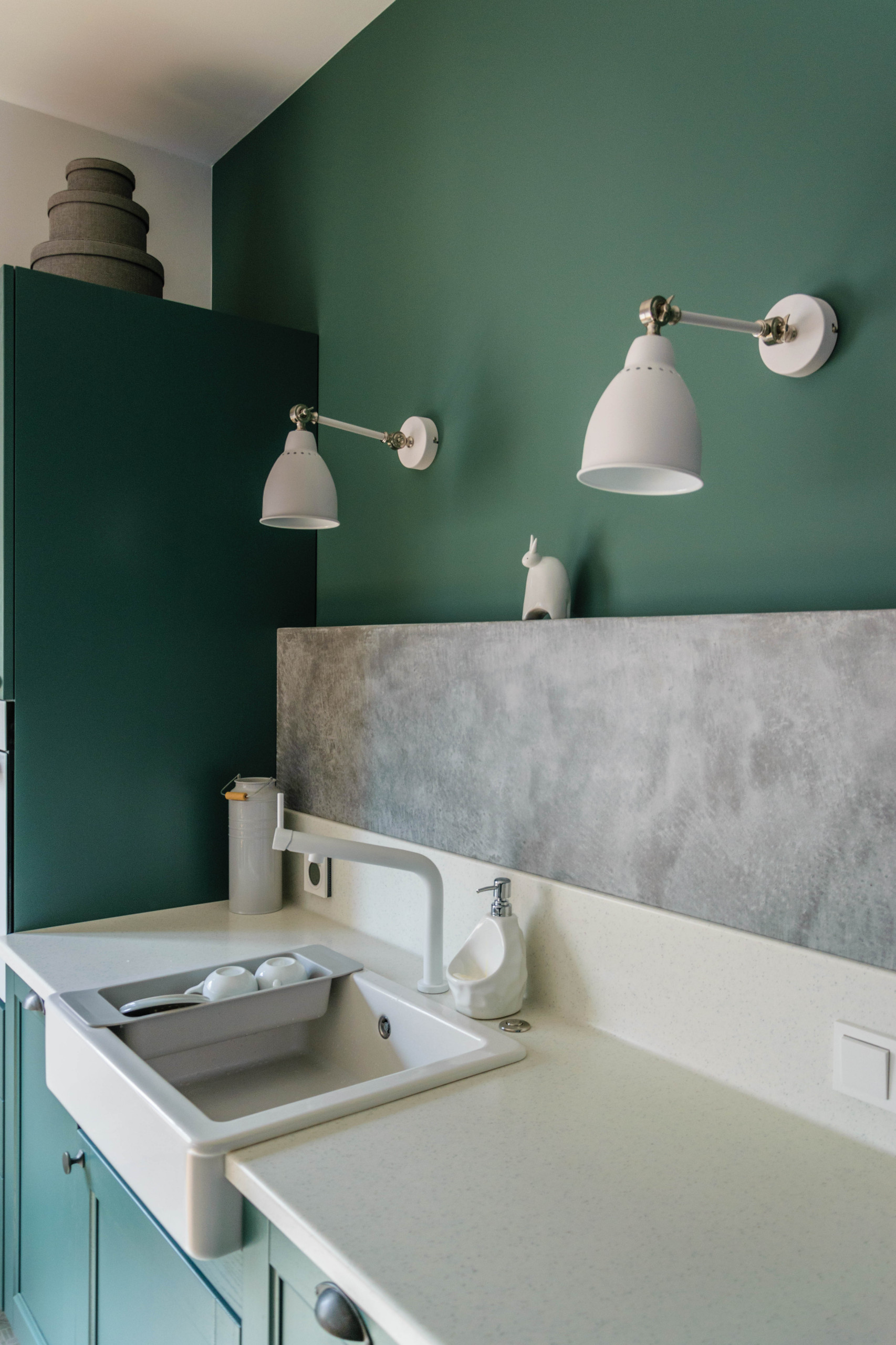 Кухня недели: Пыльно-зеленый гарнитур с островом