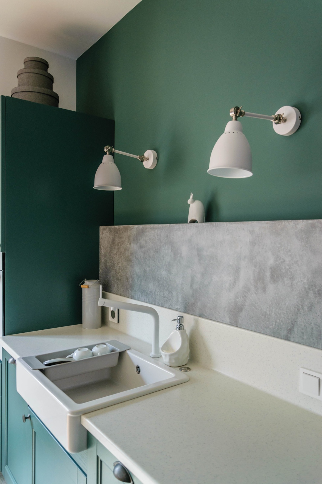 Пыльно-зеленая кухня