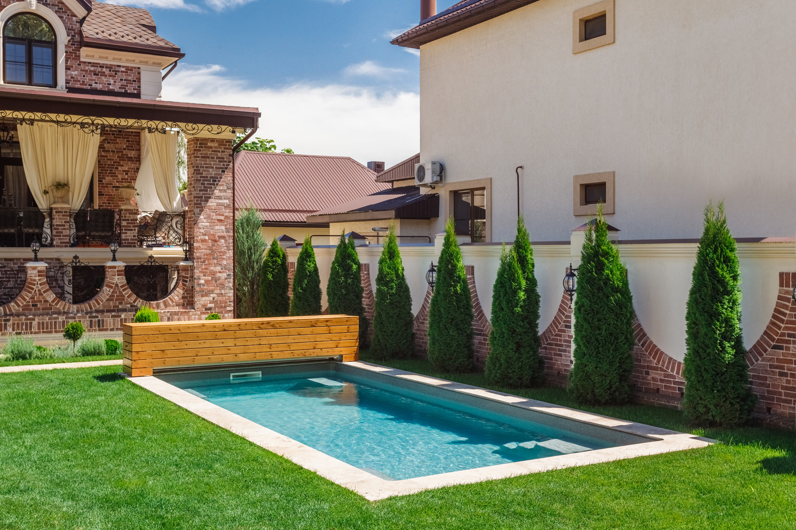 Роллетное покрытие для бассейна под декоративным деревянным коробом.